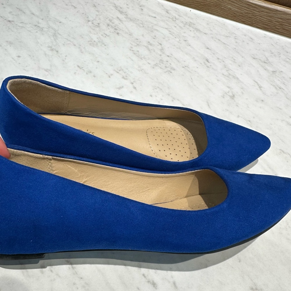 Bright blue flats 😍